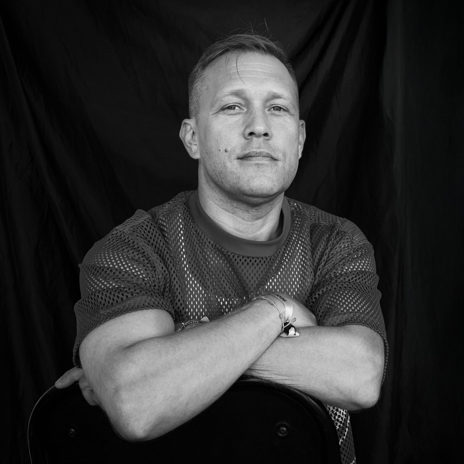 Porträtt av konstnären  Johannes Gustafsson mot svart bakgrund